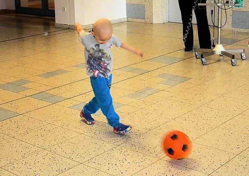 Mit vollem Einsatz den Ball in das Tor schmettern!