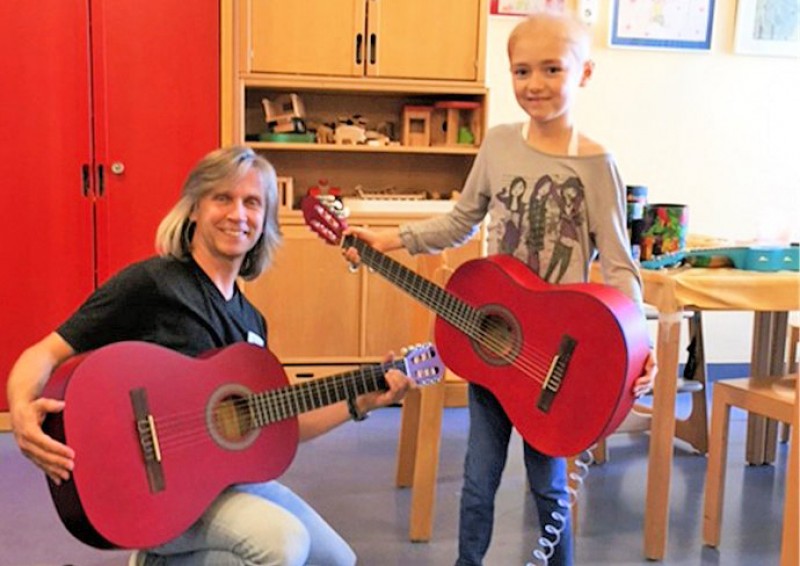 Für die Musiktherapie haben wir zwei neue Gitarren gekauft