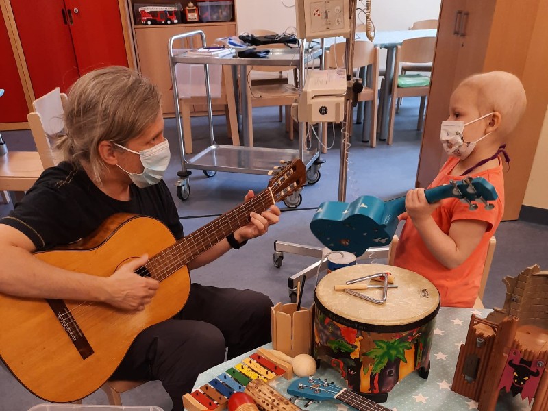 L. hatte viel Spaß bei der Musiktherapie