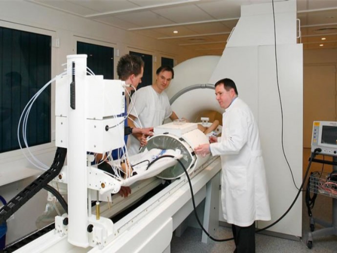 2008 - Spezial-Magnetresonanztomograph (MRT) geht in Betrieb
