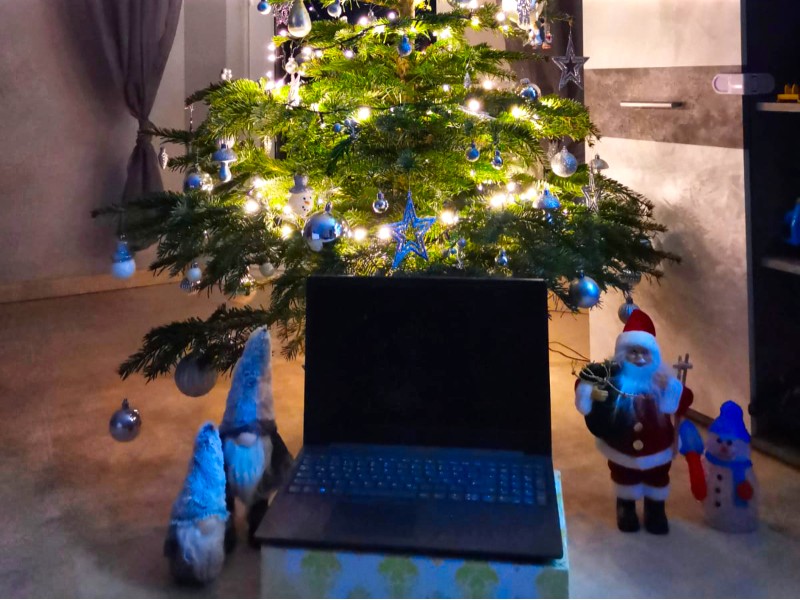 Ein Laptop unterm Tannenbaum