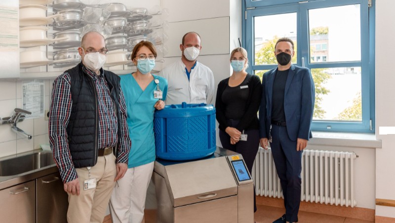 Elterninitiative Kinderkrebsklinik spendet für besondere Waschmaschine