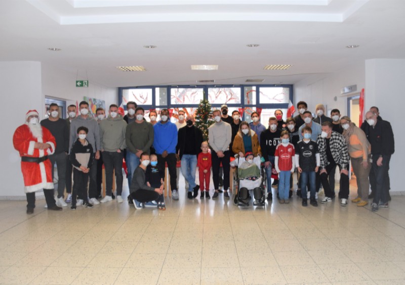 Fortuna Düsseldorf besucht die Kinderklinik der Uniklinik Düsseldorf
